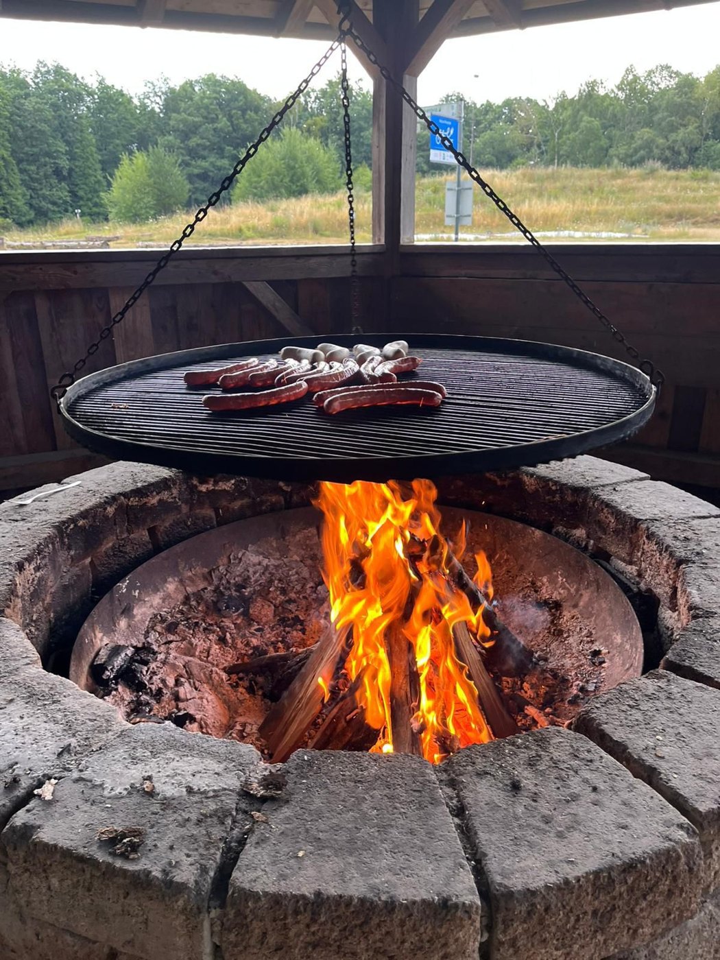 Schwenkgrill über offenem Feuer