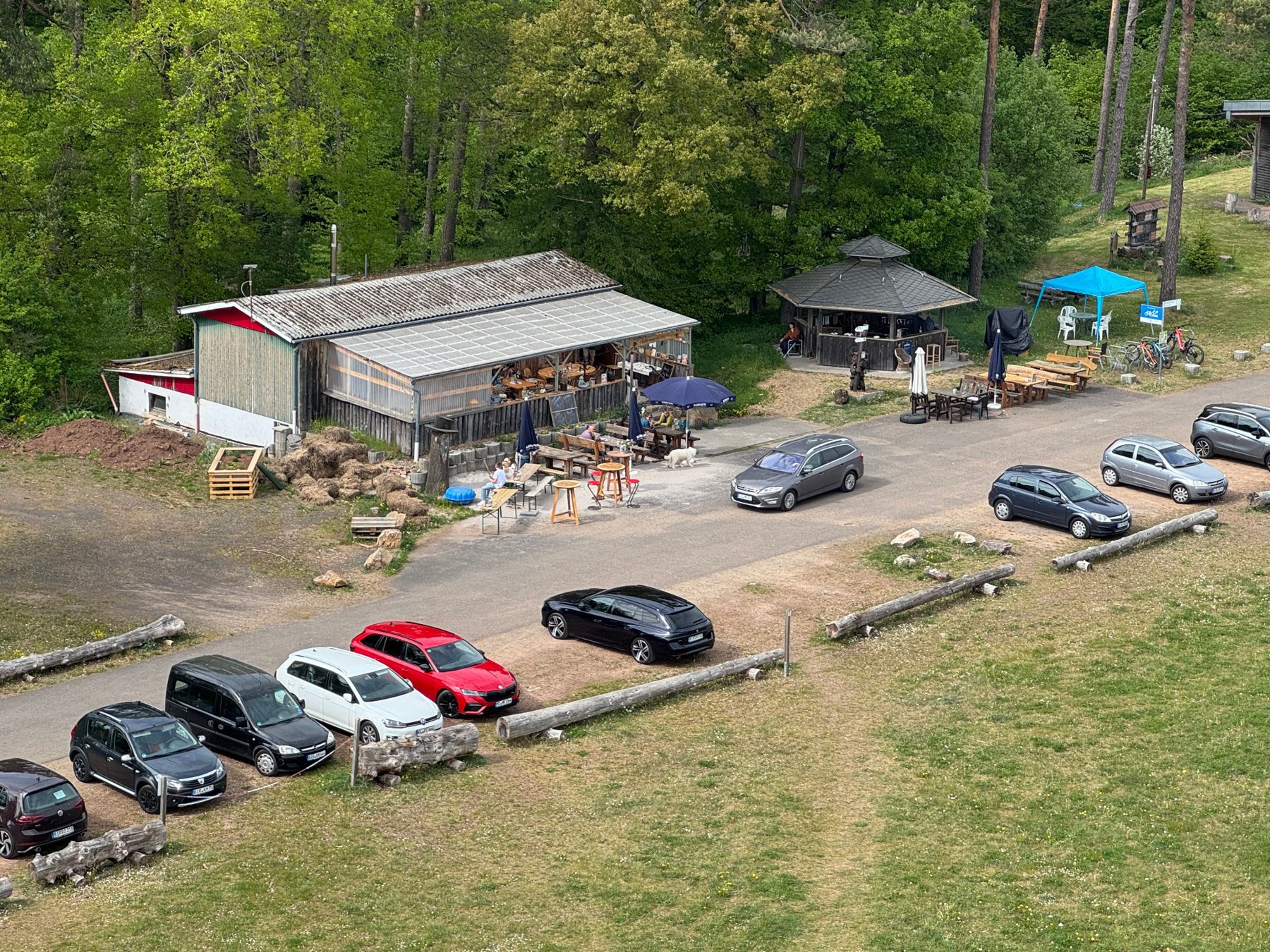 Außenbereich der Rothenburghütte mit Parkplätzen und Wald